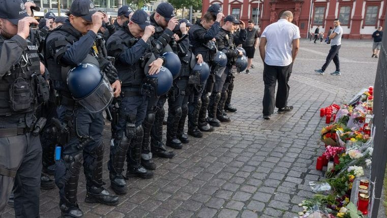 Mannheim am Sonntag: Polizisten trauern um ihren getöteten Kollegen.