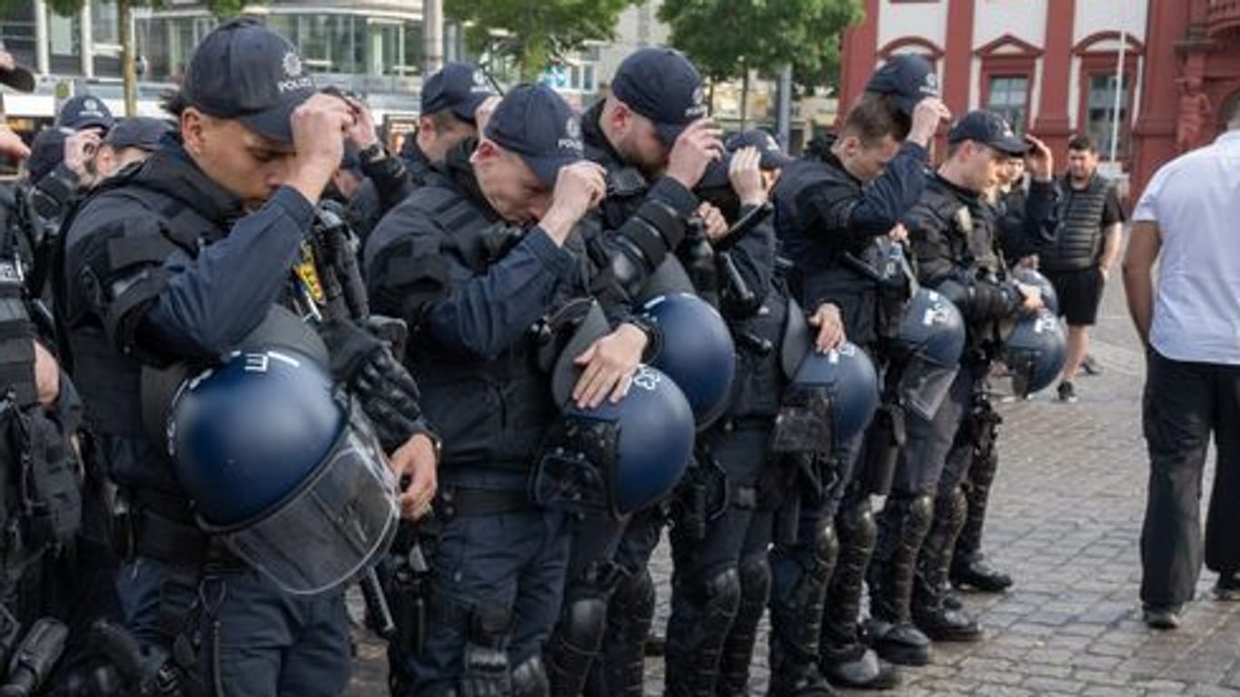 Mannheim am Sonntag: Polizisten trauern um ihren getöteten Kollegen.