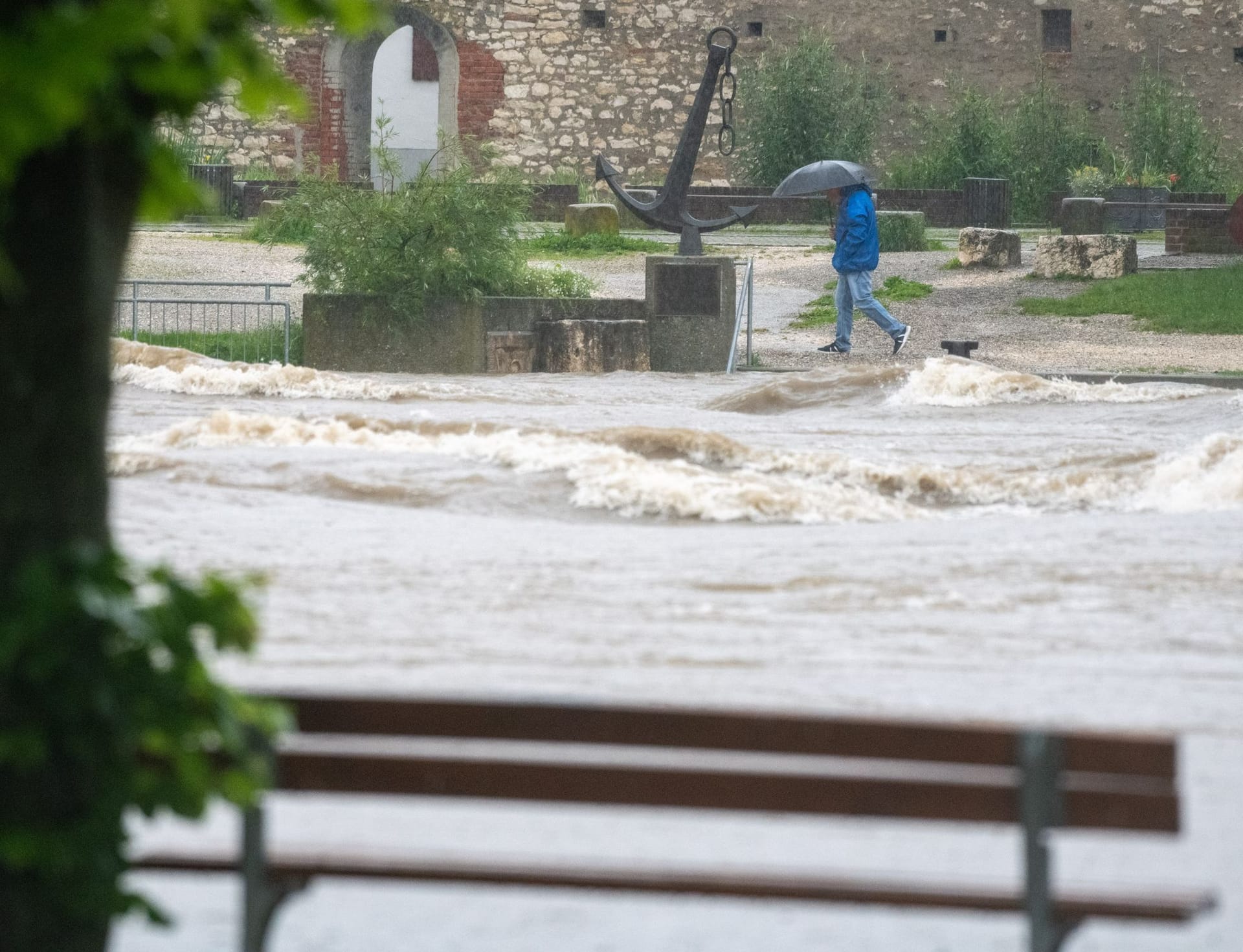 In Lauingen (Bayern) ist die Donau über das Ufer getreten.