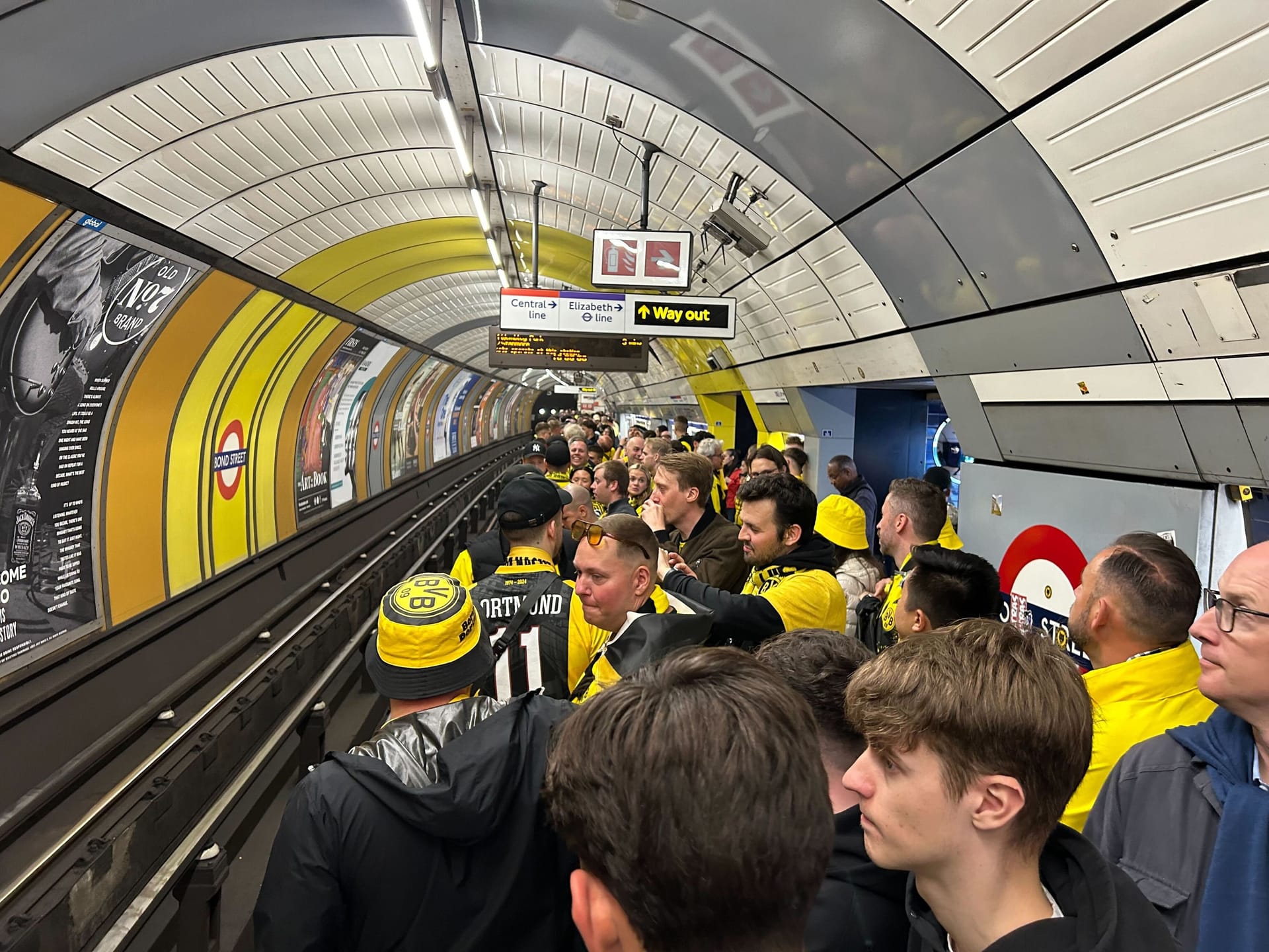 Der überfüllte Bahnsteig an der Bond Street: Die BVB-Fans vertrieben sich die Zeit mit Gesängen.