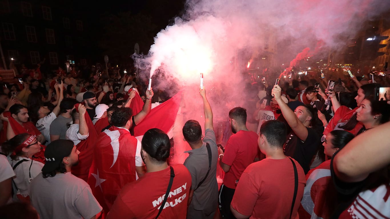 Türkische Anhänger feiern mit Pyrotechnik den Sieg ihrer Mannschaft (Symbolbild): Mehrere Hundert Fans trafen sich am Abend in München zu einer spontanen Party.