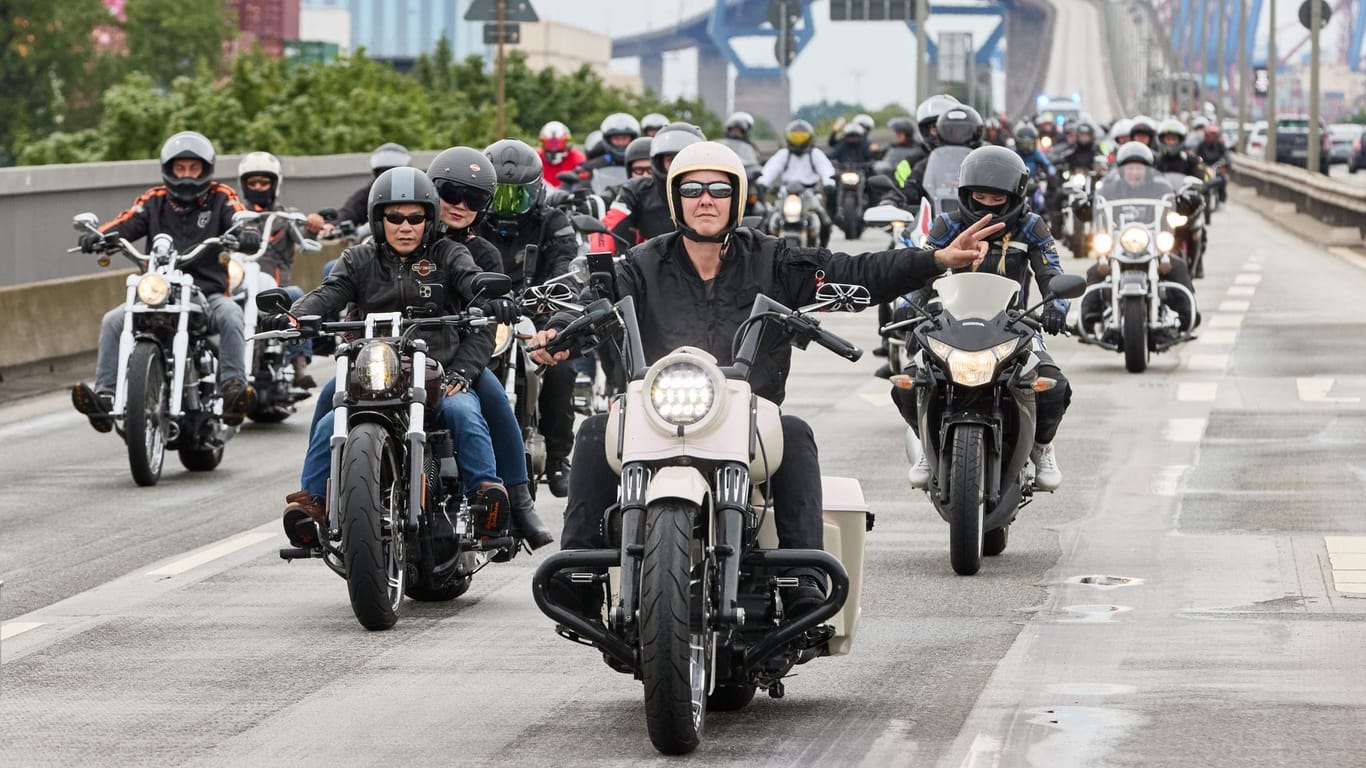 30.06.2024, Hamburg: Teilnehmer der Hamburg Harley Days Parade fahren über die Köhlbrandbrücke.