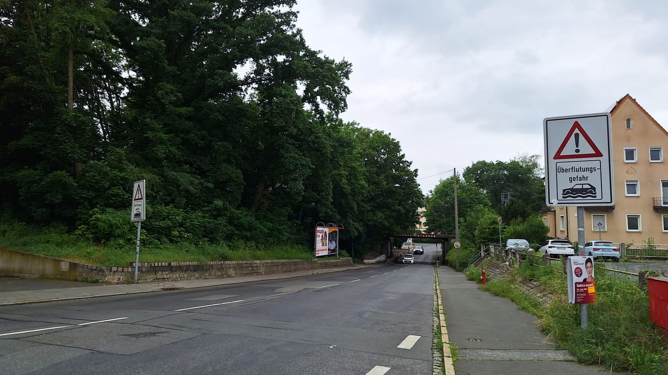 Das Problem in der Zerzabelshofstraße ist bekannt: Schilder weißen auf die Überflutungsgefahr hin.