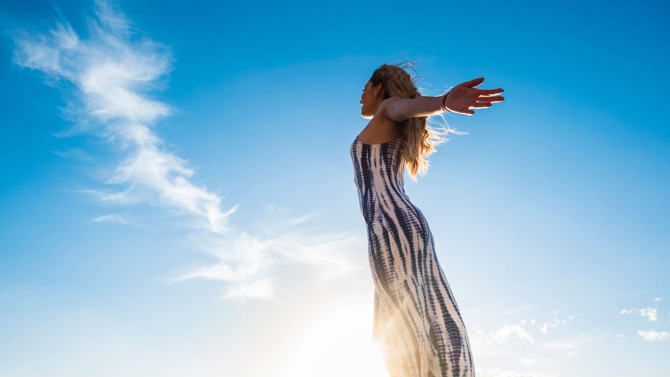 Blauer Himmel: Der physikalische Effekt der Rayleigh-Streuung sorgt dafür, dass wir den Himmel blau wahrnehmen.