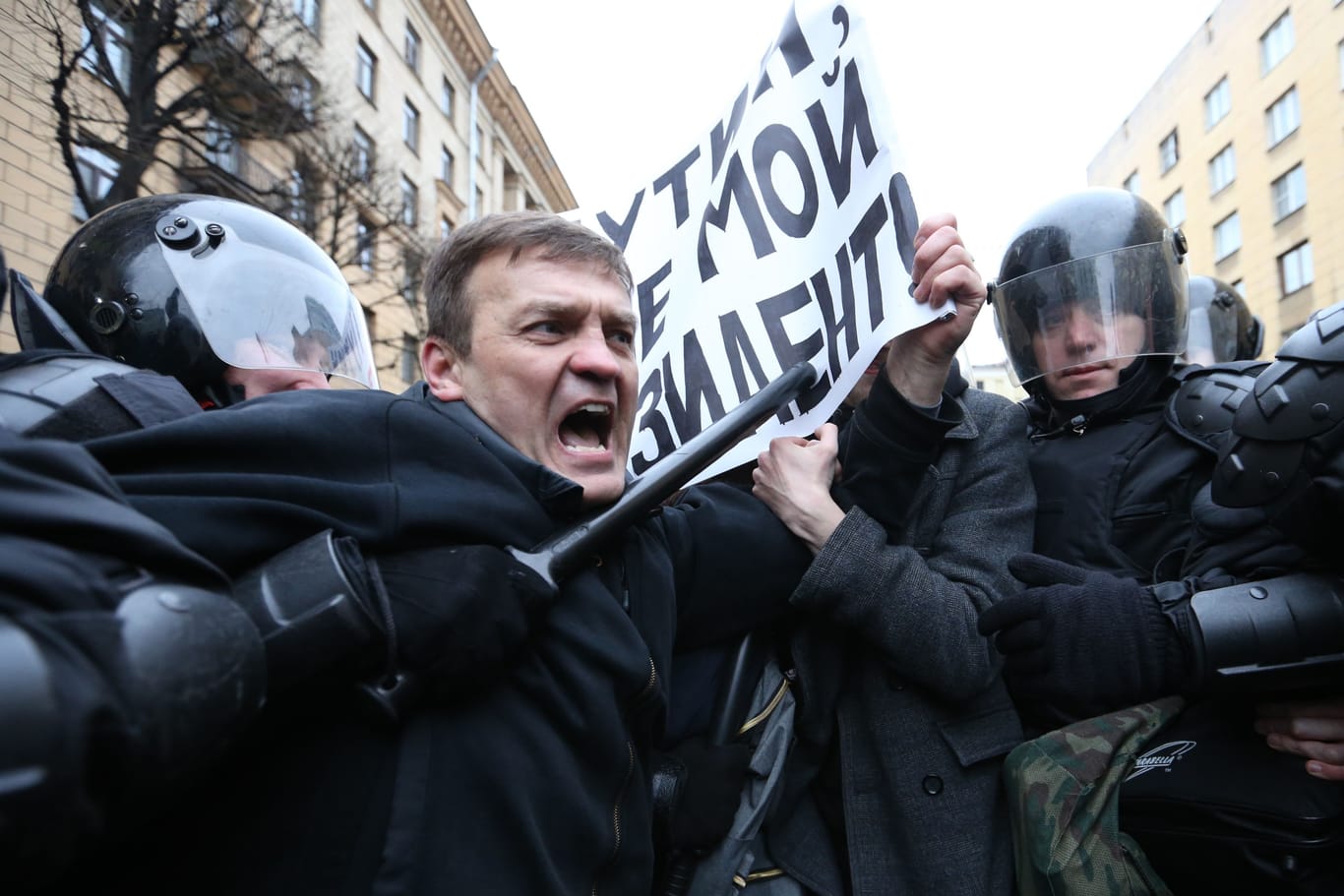 Ein Anhänger von Alexej Nawalny wird in St. Petersburg durch Polizeikräfte festgenommen (Archivbild).