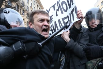 Ein Anhänger von Alexej Nawalny wird in St. Petersburg durch Polizeikräfte festgenommen (Archivbild).