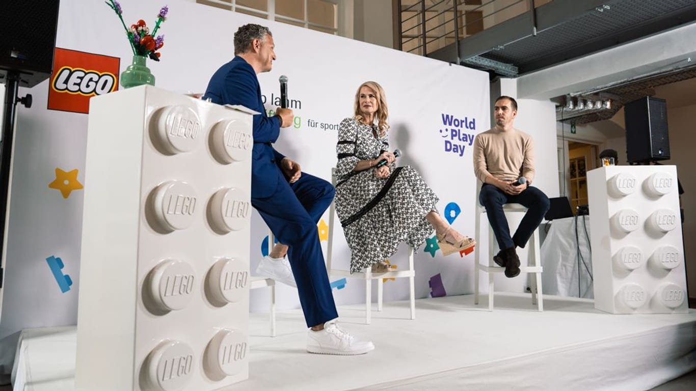 Gaben die neue Kooperation bekannt: Philipp Lahm (r.) und Lego-Geschäftsführerin Julia Goldhammer im Gespräch mit Moderator Stefan Kreutzer (l.).