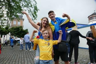 Auf dem Burgplatz verfolgen ukrainische Fans das Spiel: Svetlana Len ist mit ihren zwei Söhnen aus Dortmund angereist.