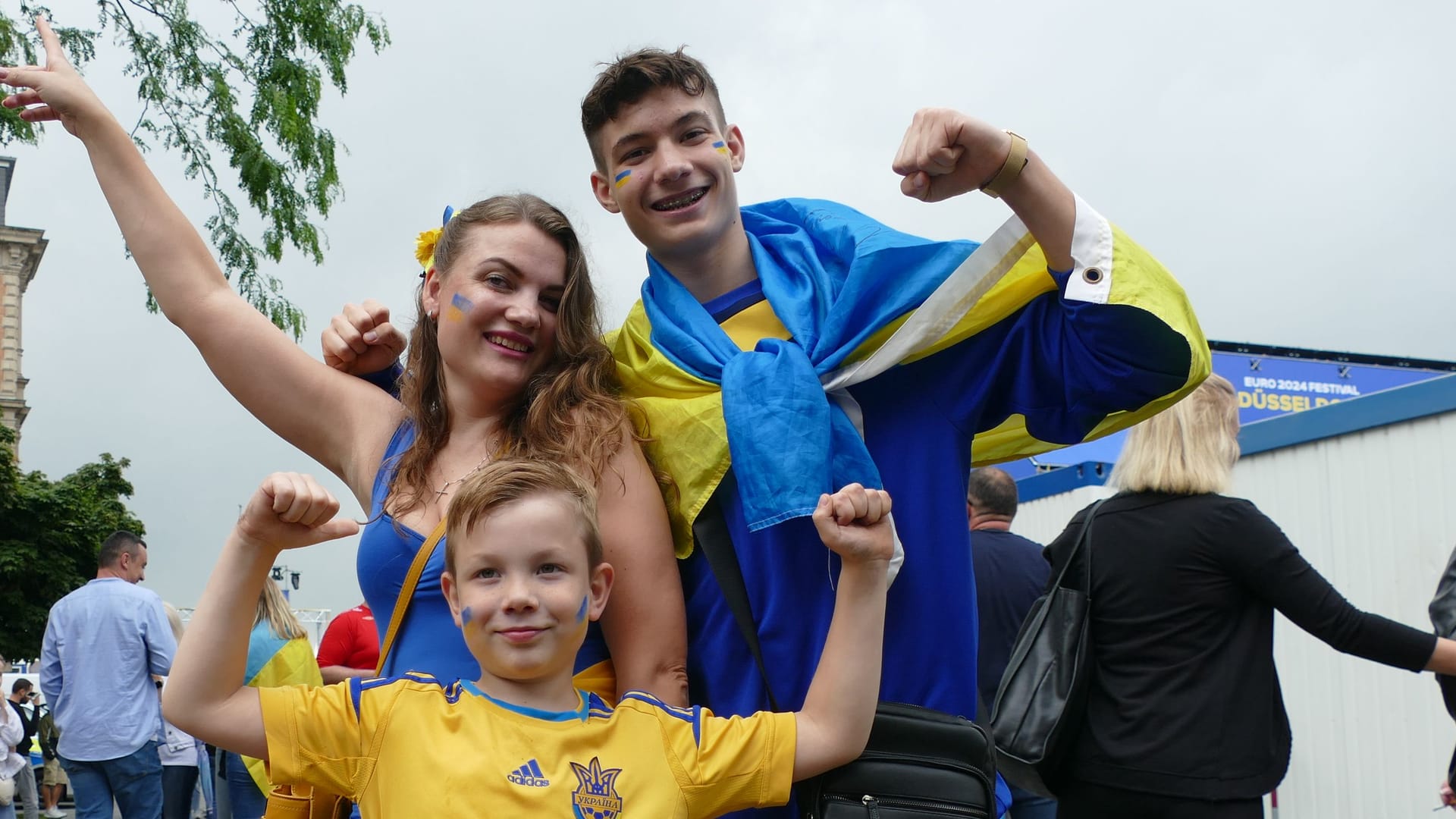 Auf dem Burgplatz verfolgen ukrainische Fans das Spiel: Svetlana Len ist mit ihren zwei Söhnen aus Dortmund angereist.