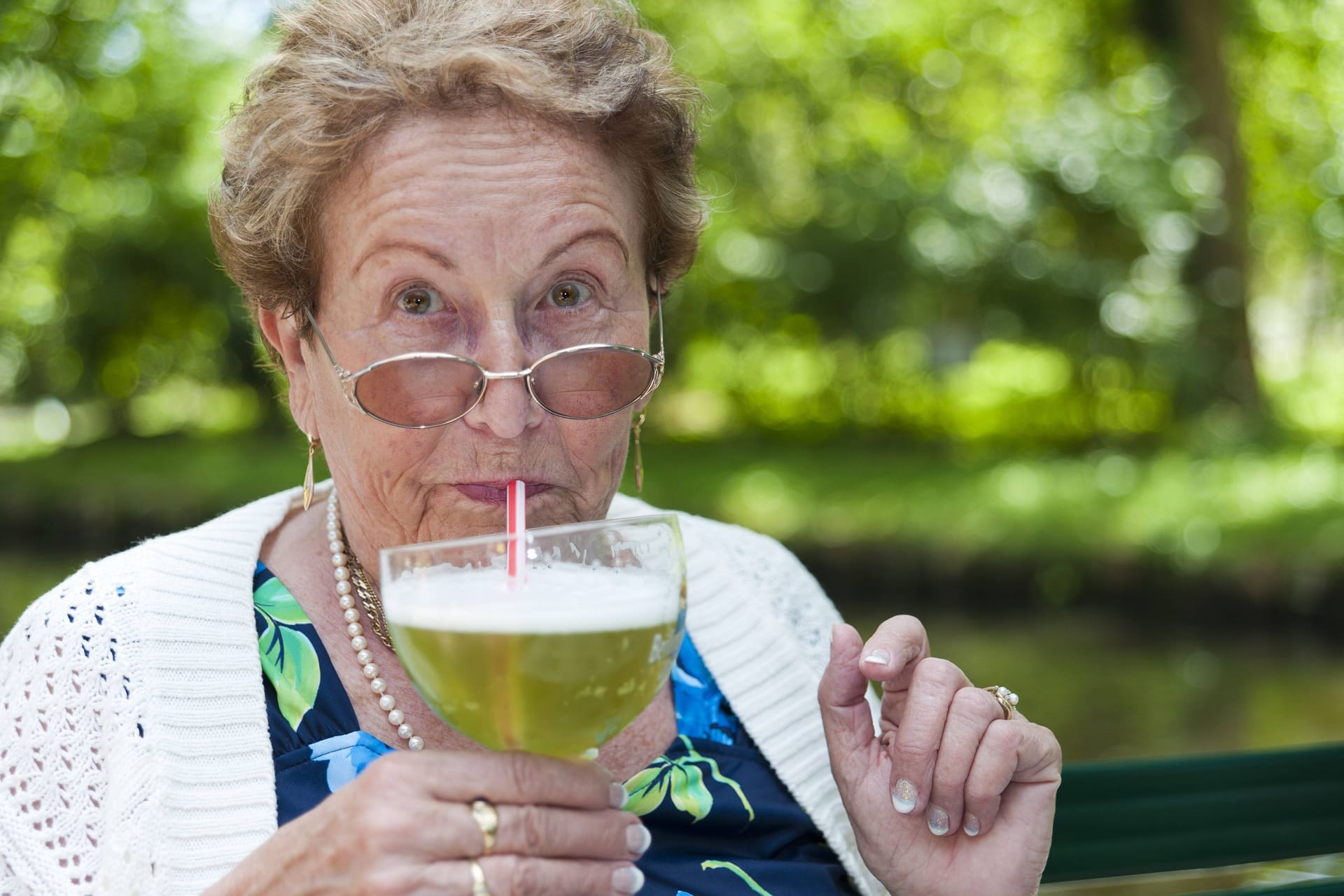 Ältere Dame trinkt Berliner Weisse.