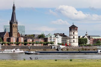 Blick auf die Düsseldorfer Altstadt: Die Landesregierung von NRW hat für alle 386 Kommunen Musterwerte für die Hebesätze veröffentlicht.