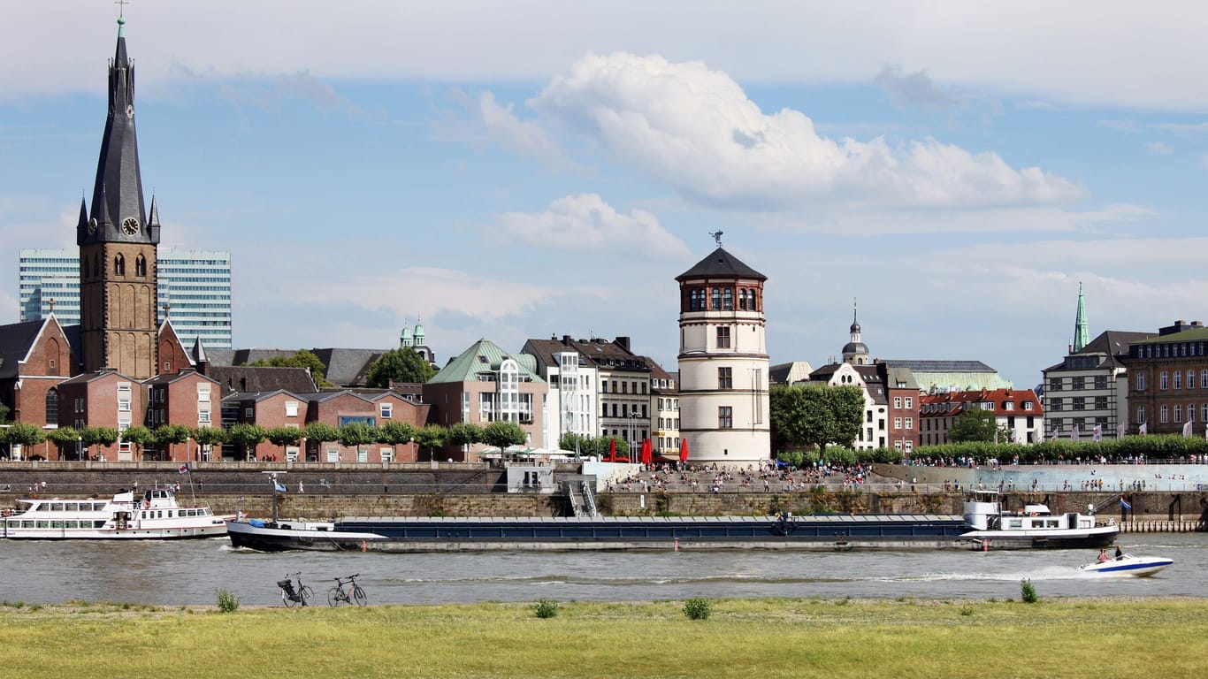 Blick auf die Düsseldorfer Altstadt: Die Landesregierung von NRW hat für alle 386 Kommunen Musterwerte für die Hebesätze veröffentlicht.