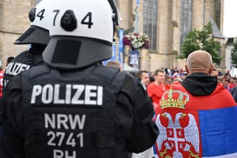 Überwacht: Polizisten behalten serbische Fußballfans in Gelsenkirchen.