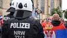 Überwacht: Polizisten behalten serbische Fußballfans in Gelsenkirchen.