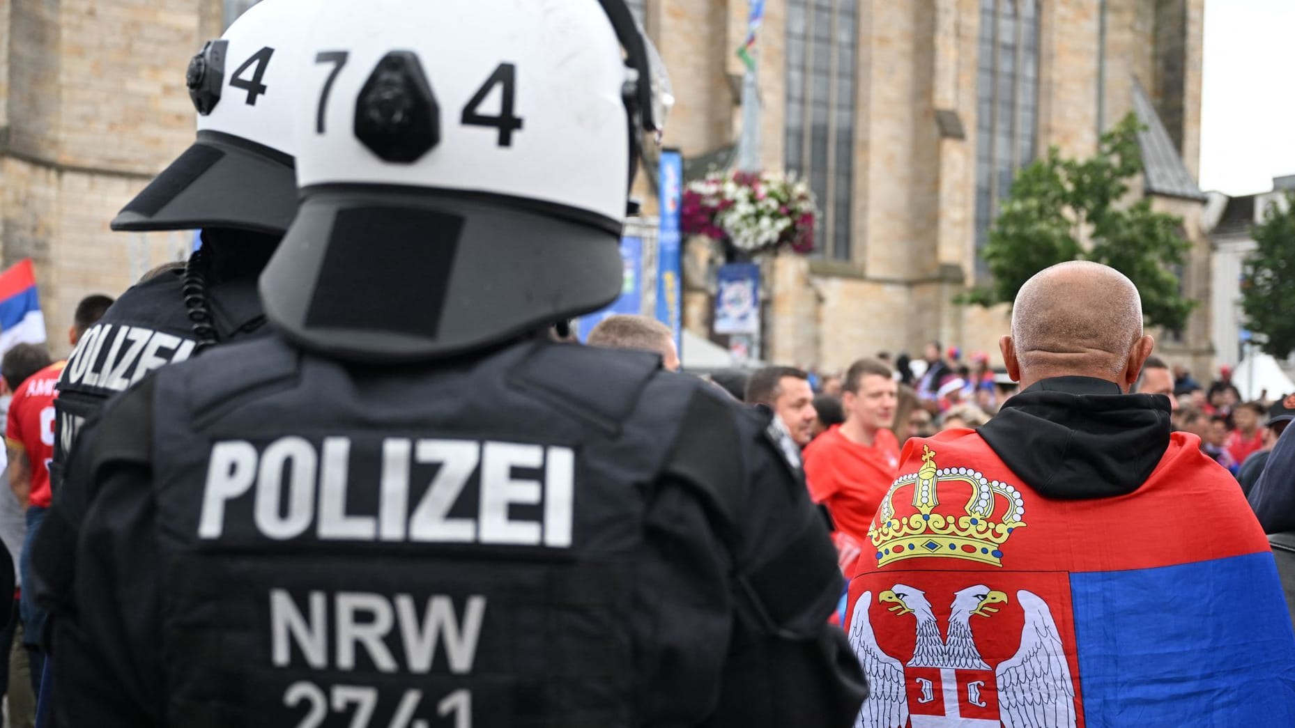 Überwacht: Polizisten behalten serbische Fußballfans in Gelsenkirchen.