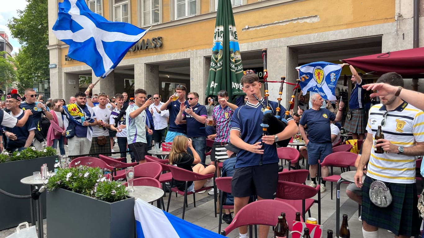Unweit des Marienplatzes feiern die ersten schottischen Fans und fiebern dem Eröffnungsspiel am Freitag mit Dudelsack entgegen.
