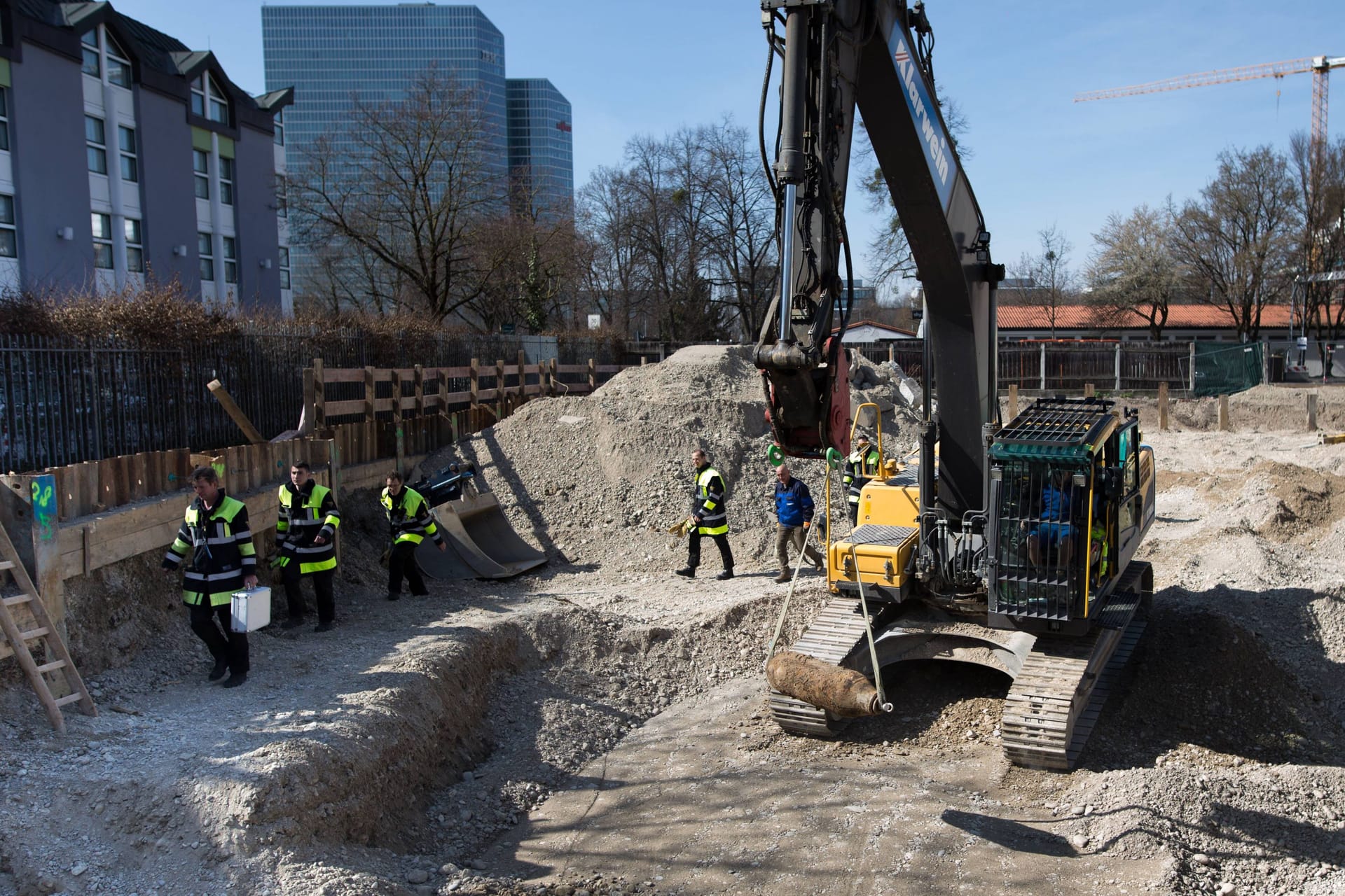 Eine Bombe aus dem Zweiten Weltkrieg wird in München entschärft (Archivbild): Am Freitag soll der verdächtige Gegenstand freigelegt und untersucht werden.