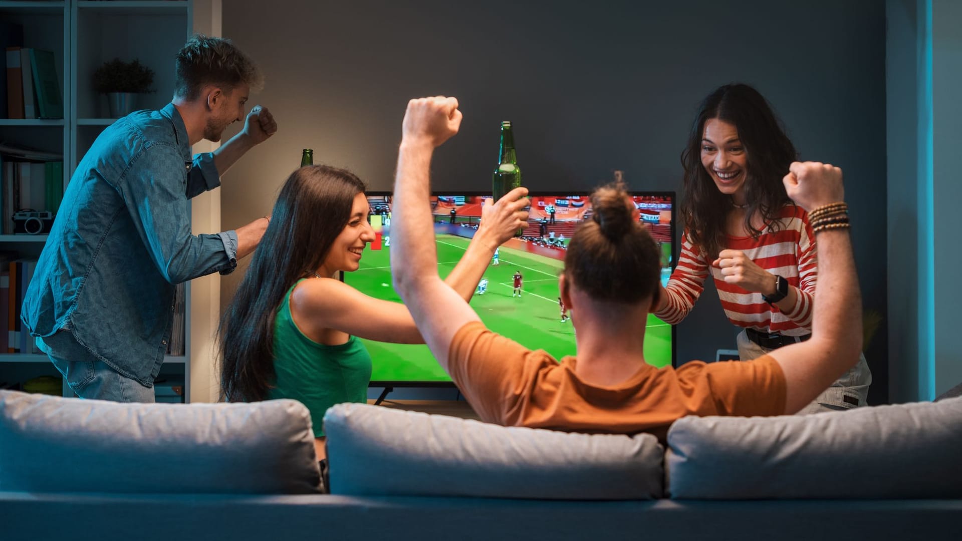 Freunde schauen gemeinsam Fußball im TV