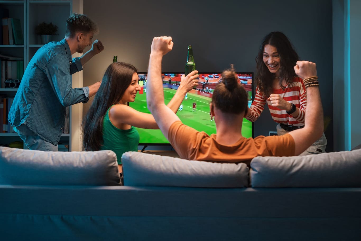 Freunde schauen gemeinsam Fußball im TV