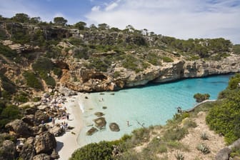 Die Bucht Caló d es Moro: Einheimische haben sie besetzt.