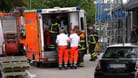 Rettungskräfte versorgen einen Mann: Der Bauarbeiter ist bei einem Arbeitsunfall in Bahrenfeld schwer verletzt worden.