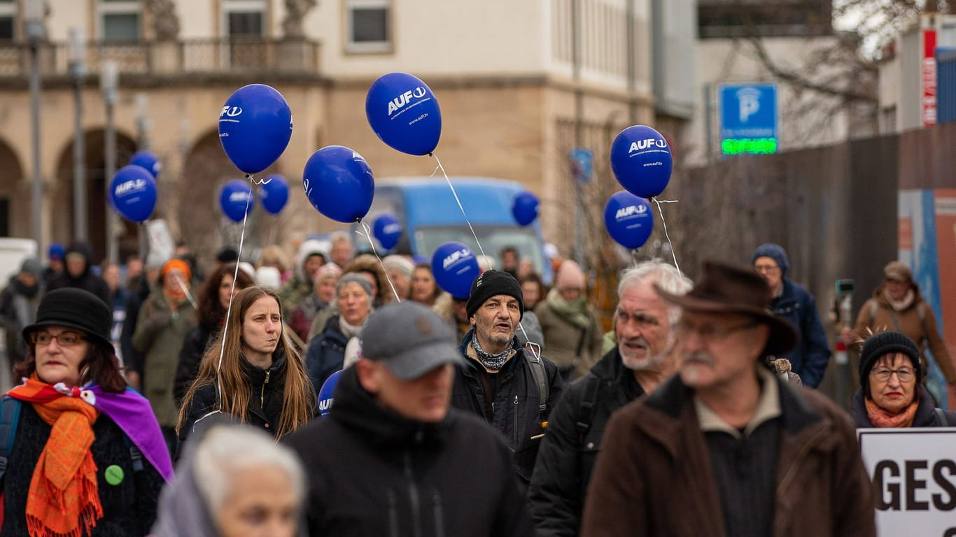 Unter AUF1-Logo: Bei vielen Demonstrationen von Querdenkern oder Russland-Anhängern wurden Luftballons mit dem Logo verteilt.