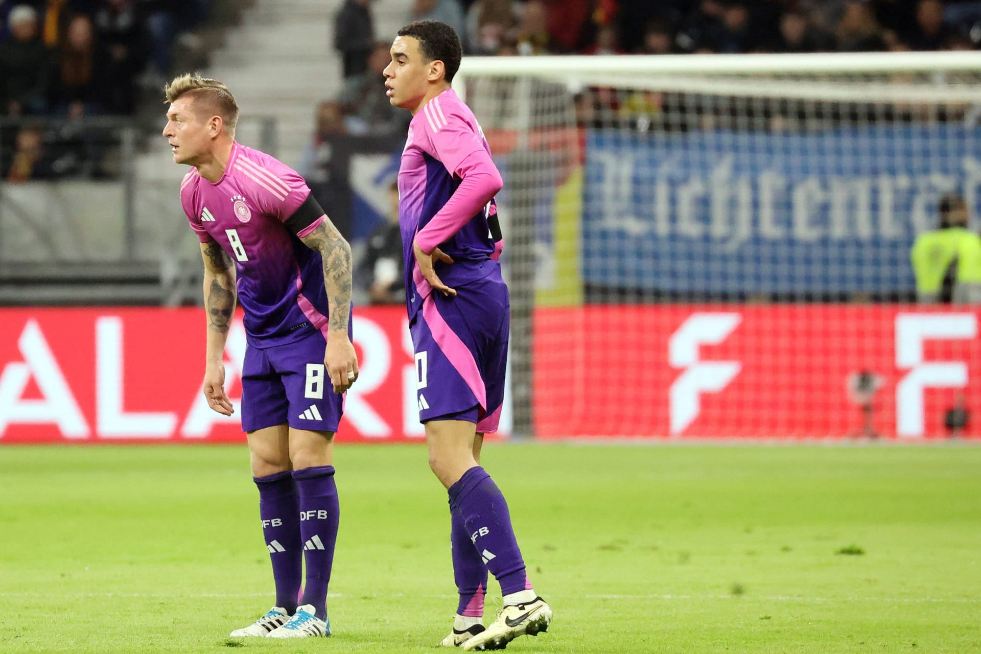 Toni Kroos und Jamal Musiala (r.) im März in Frankfurt: Auch da war der Rasen schon schlecht.