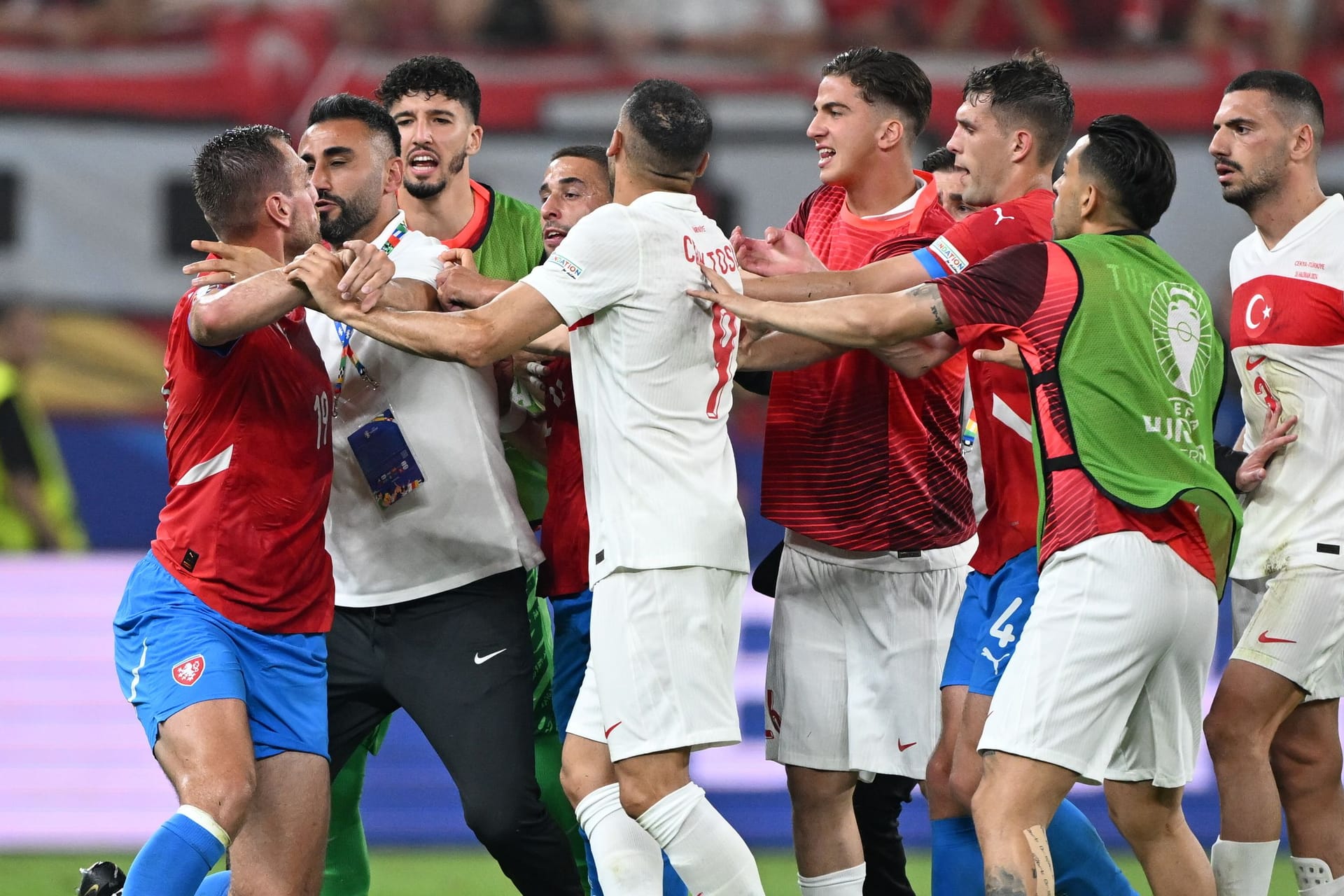 Türkische Betreuer haben alle Mühe, ihre Spieler nach dem Schlusspfiff im Zaum zu halten.