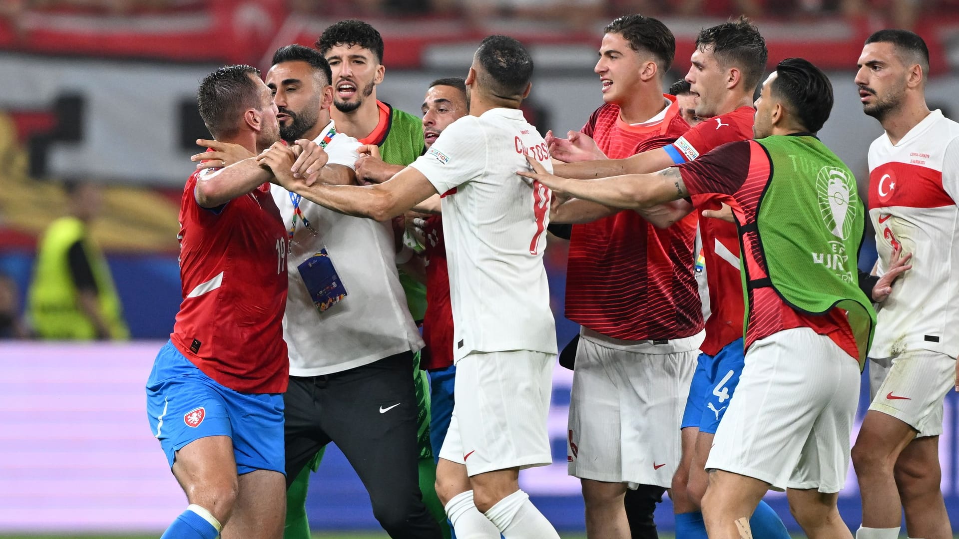 Türkische Betreuer haben alle Mühe, ihre Spieler nach dem Schlusspfiff im Zaum zu halten.