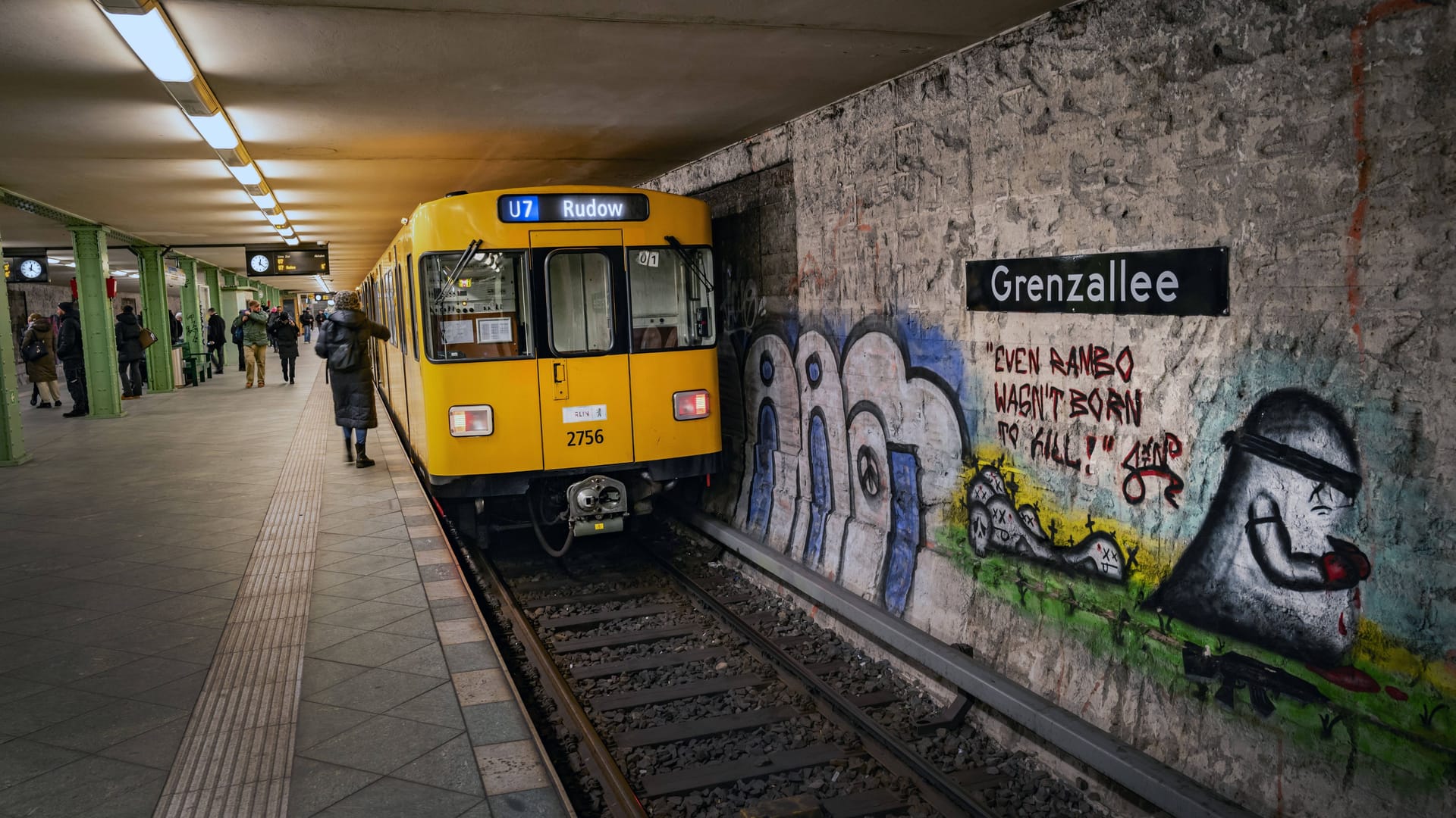 U7 hält an der Grenzallee in Neukölln (Symbolfoto): Die Polizei hofft auf die Mithilfe der Bevölkerung nach einem Leichenfund.