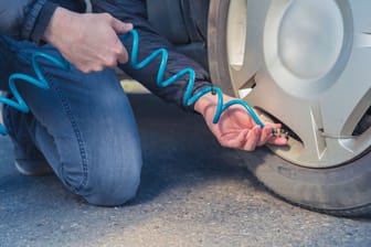 Luftdruck messen: Er muss an jedem Rad kontrolliert werden.