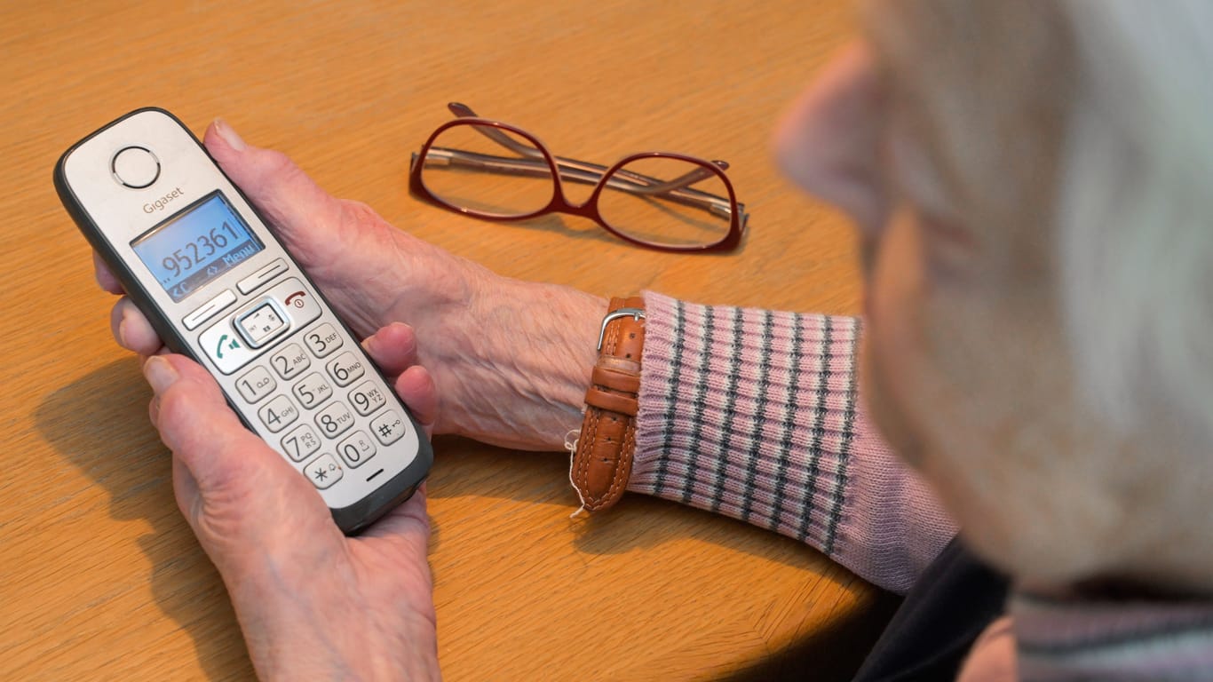 Ältere Frau hält Telefon (Symbolbild): Die angewandte Betrugsmasche ist der Polizei bekannt.
