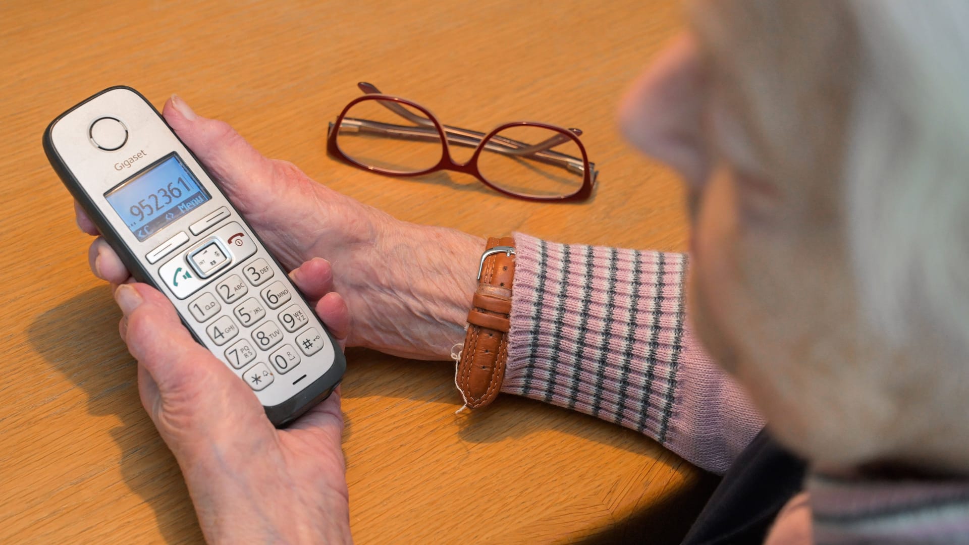 Ältere Frau hält Telefon (Symbolbild): Die angewandte Betrugsmasche ist der Polizei bekannt.