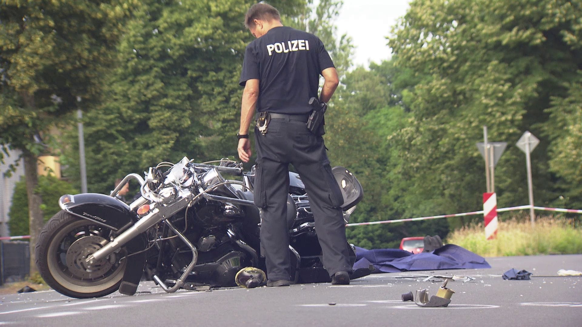 Ein Polizist bei der Unfallaufnahme: Bei einem Zusammenstoß seiner Maschine mit einem Auto ist ein Motorradfahrer in Castrop-Rauxel tödlich verletzt worden. Der 39-Jährige starb am Samstag noch am Unfallort, wie die Polizei mitteilte. Zuvor wollte ein 25-Jähriger mit seinem Auto nach links abbiegen, als ihm der Motorradfahrer entgegenkam, gegen das Fahrzeug prallte und zu Boden stürzte. Der Autofahrer wurde bei dem Unfall leicht verletzt.