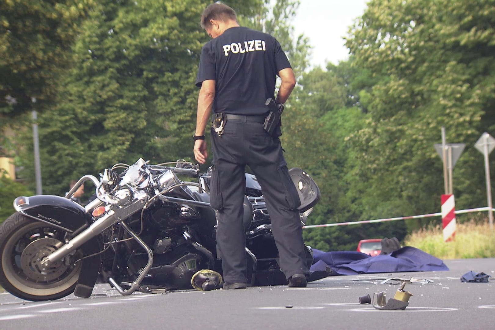 Ein Polizist bei der Unfallaufnahme: Bei einem Zusammenstoß seiner Maschine mit einem Auto ist ein Motorradfahrer in Castrop-Rauxel tödlich verletzt worden. Der 39-Jährige starb am Samstag noch am Unfallort, wie die Polizei mitteilte. Zuvor wollte ein 25-Jähriger mit seinem Auto nach links abbiegen, als ihm der Motorradfahrer entgegenkam, gegen das Fahrzeug prallte und zu Boden stürzte. Der Autofahrer wurde bei dem Unfall leicht verletzt.