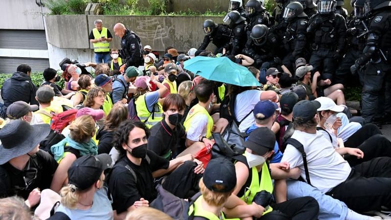 Sitzblockaden und Proteste: Zehntausende demonstrierten gegen die AfD.