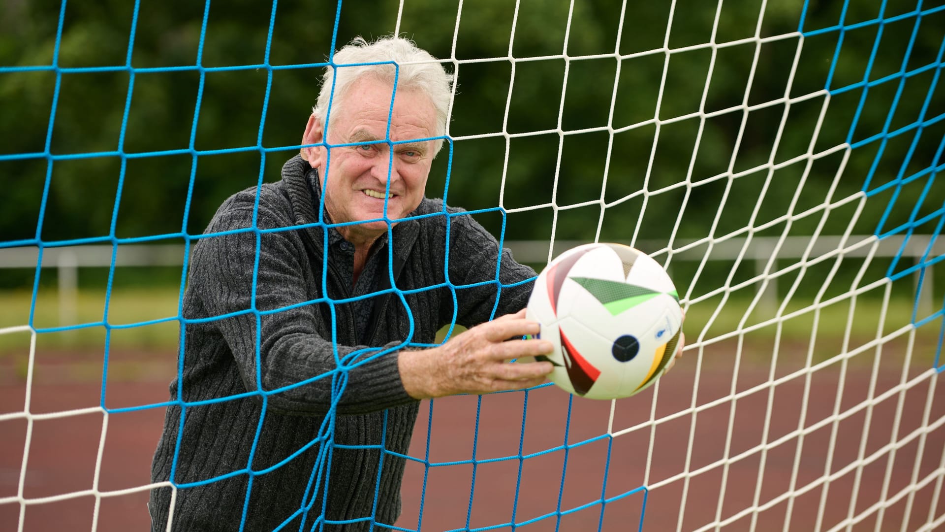 Sepp Maier auf dem Sportplatz, wo alles begann: beim TSV Haar.