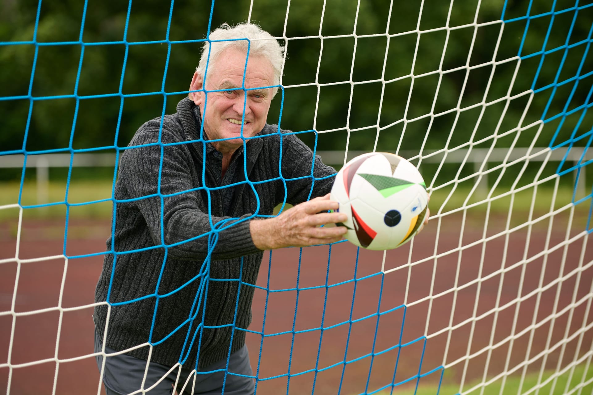 Sepp Maier auf dem Sportplatz, wo alles begann: beim TSV Haar.