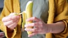 Ob pur, im Müsli oder als Bananenbrot: Die gelbe Exotenfrucht ist bei vielen beliebt.
