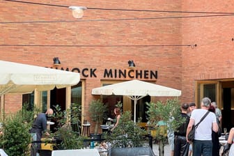 Das Restaurant "Schmock" im Münchner Volstheater (Archivbild): Dort bekommen Gäste Speisen aus der israelischen, arabischen und internationalen Küche serviert.