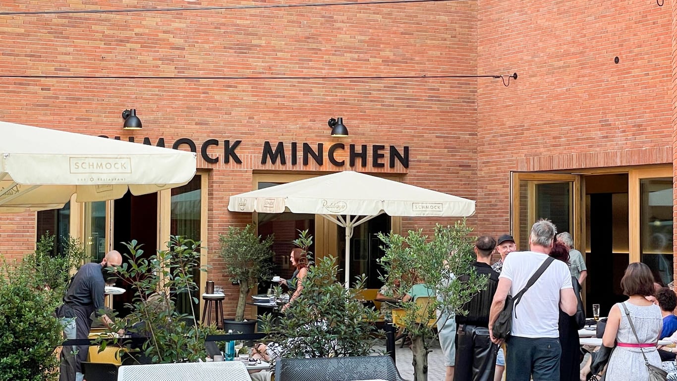 Das Restaurant "Schmock" im Münchner Volstheater (Archivbild): Dort bekommen Gäste Speisen aus der israelischen, arabischen und internationalen Küche serviert.