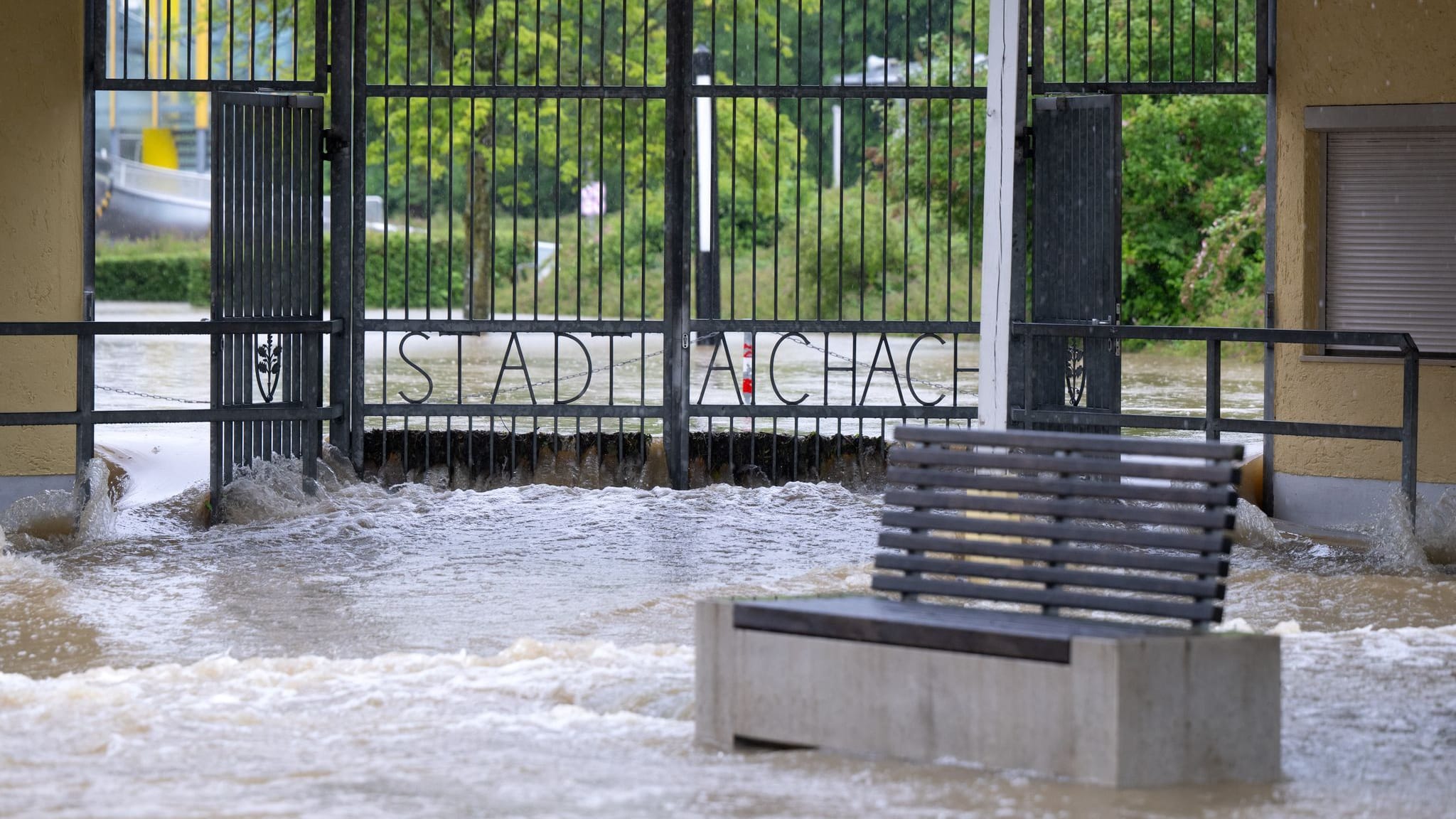 Bayern, Aichach: Der Eingang vom Freibad im Ortskern ist überflutet.