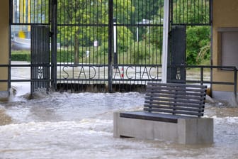 Bayern, Aichach: Der Eingang vom Freibad im Ortskern ist überflutet.