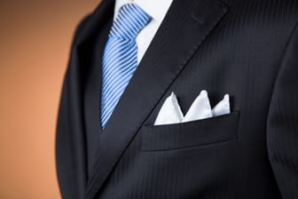 Auf die Krawatte abgestimmt: Das Einstecktuch muss allerdings nicht dieselbe Farbe haben.