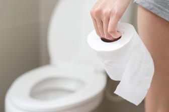 Brennen beim Stuhlgang: Wenn der Gang zur Toilette schmerzhaft ist, können viele Ursachen dahinter stecken.
