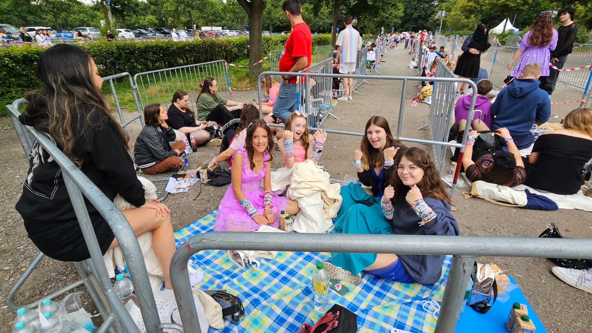 Viele Swifties nutzten die Zeit vor dem Konzert, um neue Kontakte zu knüpfen: so auch Lucie und Maja (links) aus Thüringen und Ella und Mila, die aus den USA angereist sind. Viele Swifties nutzten die Zeit vor dem Konzert, um neue Kontakte zu knüpfen: so auch Lucie und Maja (links) aus Thüringen und Ella und Mila, die aus den USA angereist sind.