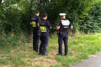 Die Polizei untersucht das Gebüsch einer Parkanlage in Essen-Gerschede: Hier ist am Montagnachmittag eine Leiche gefunden worden.