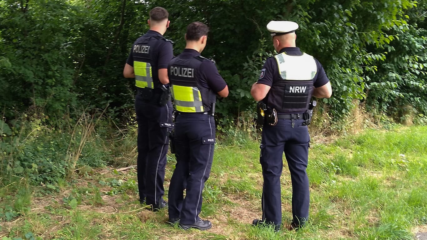 Die Polizei untersucht das Gebüsch einer Parkanlage in Essen-Gerschede: Hier ist am Montagnachmittag eine Leiche gefunden worden.