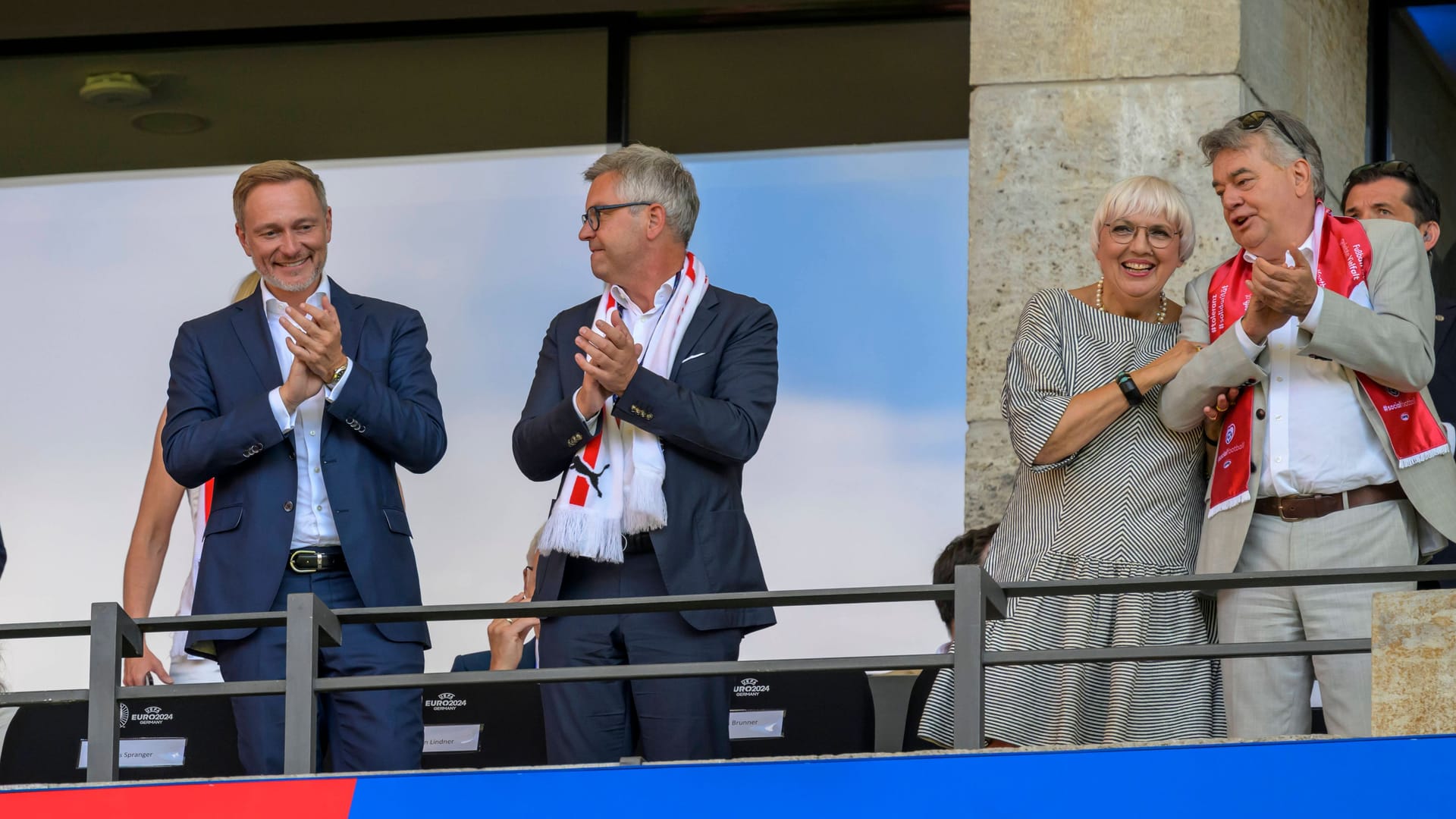 imago images 10Österreich gegen die Niederlande in der Gruppenphase: Finanzminister Christian Lindner (FDP) und Claudia Roth (Grüne), Staatsministerin für Kultur und Medien. 46781053