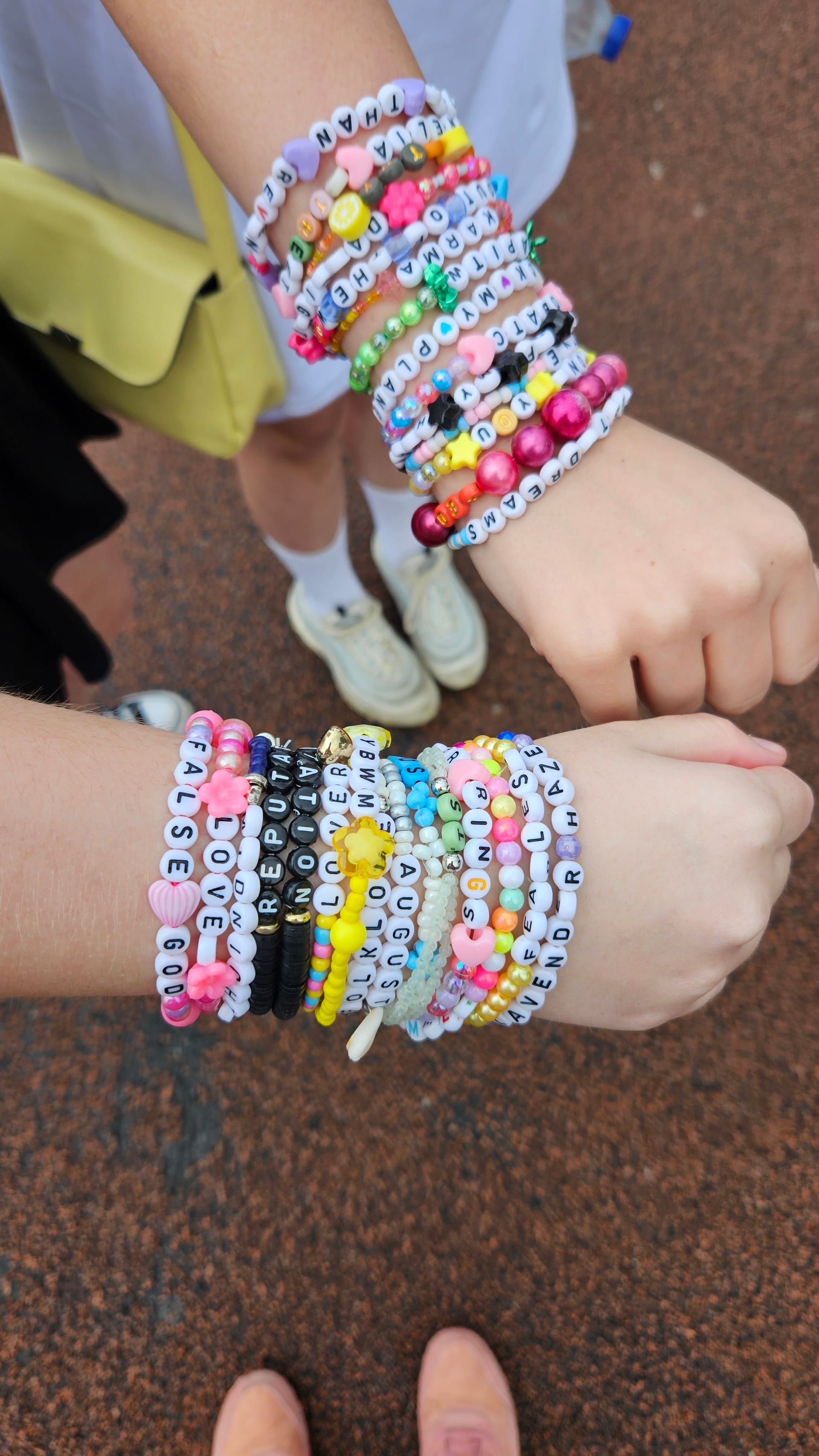 Viele Taylor-Swift-Fans tragen bunte Freundschaftsbändchen um ihre Handgelenke: Auch in Gelsenkirchen fiel ein Großteil der Swifties durch bunte Armbäder auf. Viele Taylor-Swift-Fans tragen bunte Freundschaftsbändchen um ihre Handgelenke: Auch in Gelsenkirchen fiel ein Großteil der Swifties durch bunte Armbäder auf.